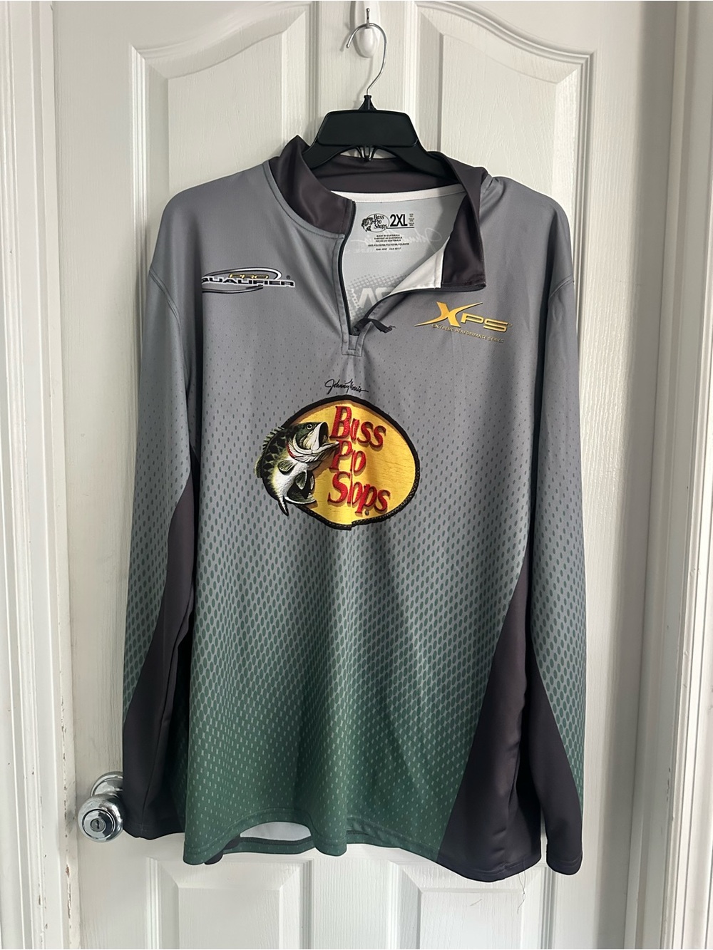 Bass Pro Men’s Gray and Green Long-Sleeve Rash Guard
